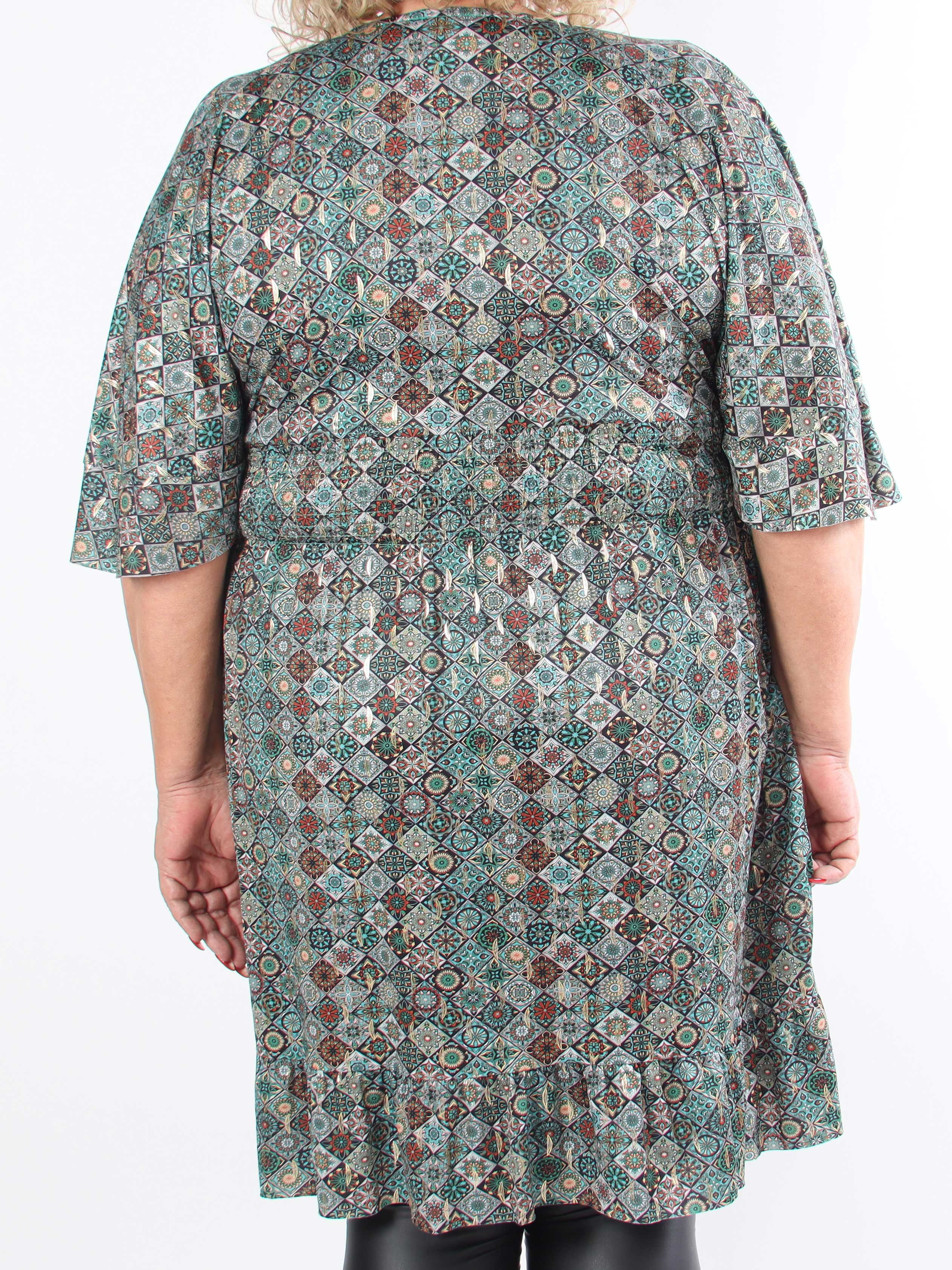 Pamela Mosaic Short - Elastisk plus size-klänning med volanger och smock